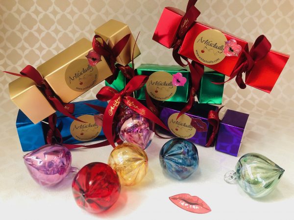 Kiss Bauble in Foiled Cracker Gift Box (XS) ~ Multi - Image 5