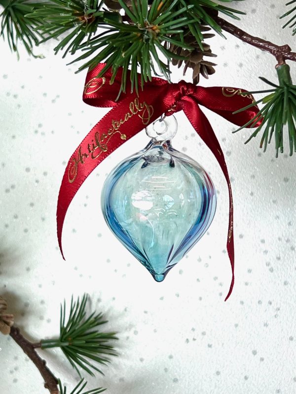 Kiss Bauble (XS) ~ Ice Blue