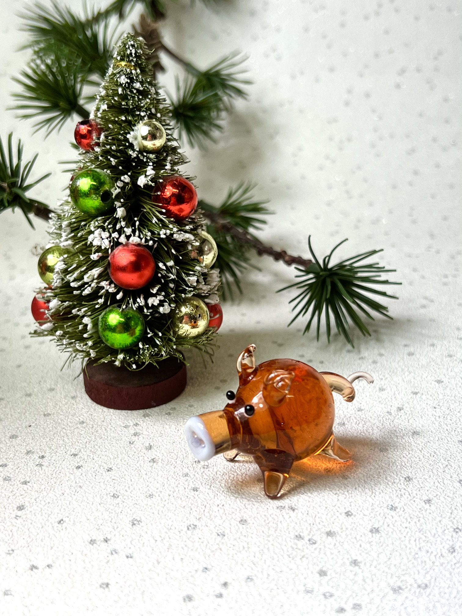 Solid Glass Piggy Figurine (S) ~ Amber