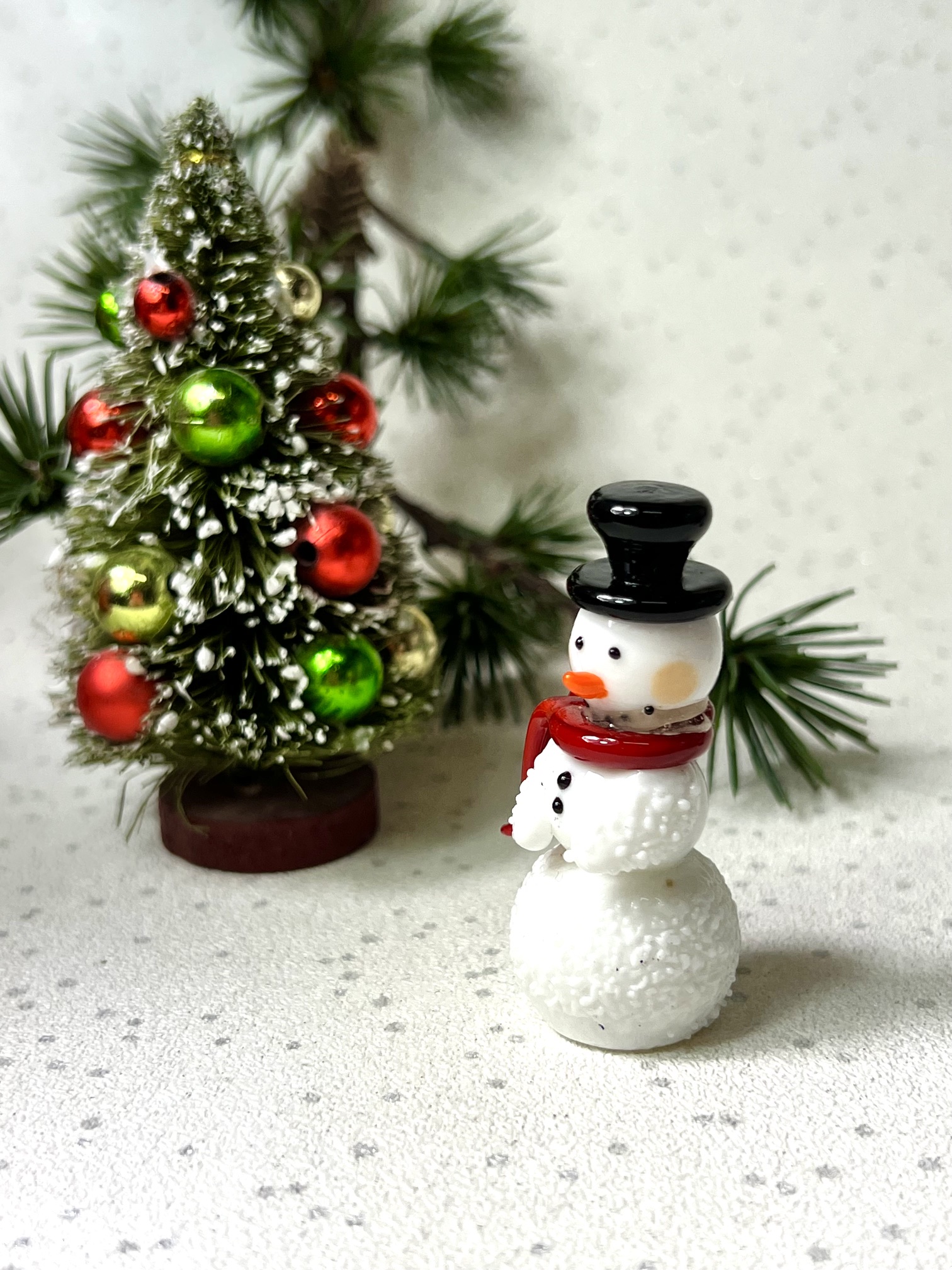 Solid Glass Snowman Figurine (S) ~ White/Red