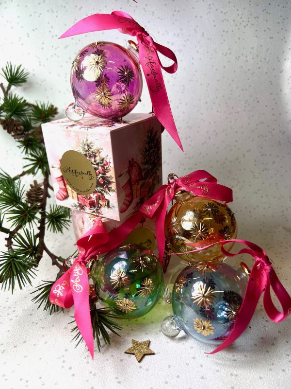 Starflash (M) in Pink Cube Christmas Gift Box - Image 3