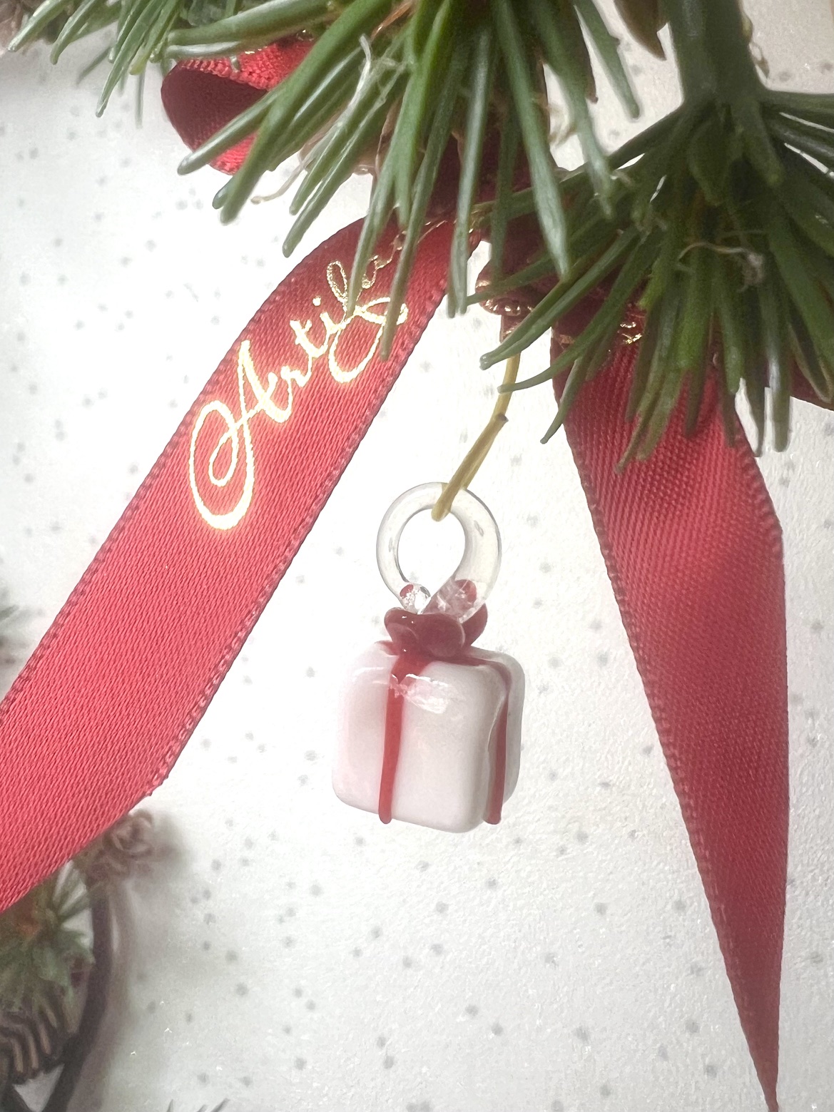 Mini Glass Christmas Present ~ White/Red