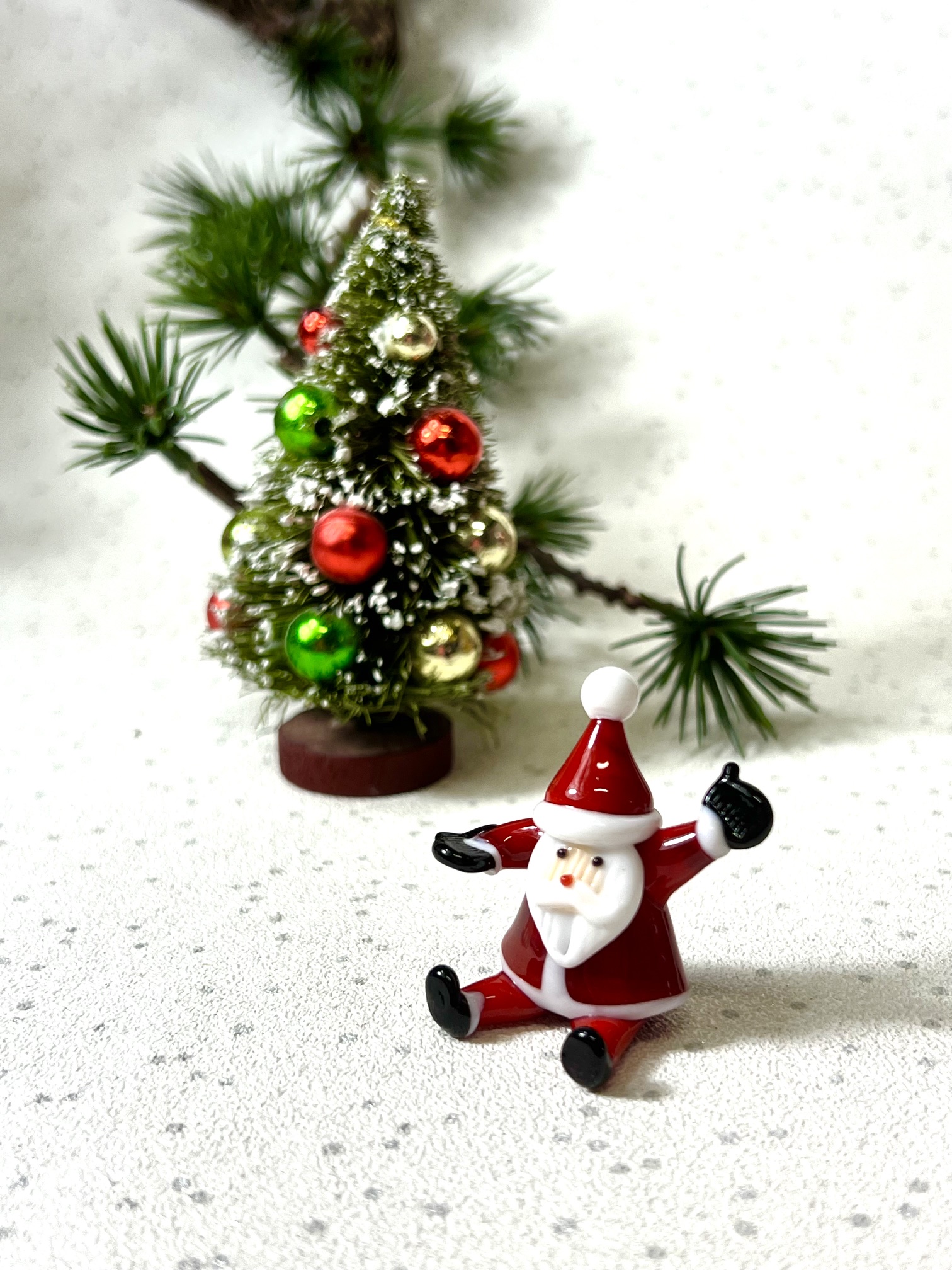 Solid Glass Seated Santa Claus Figurine (S) ~ Red/White